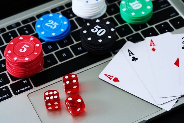 ဘောလုံးပွဲကြည့်ရင်း Online Betting ကစားနေသောမြင်ကွင်း